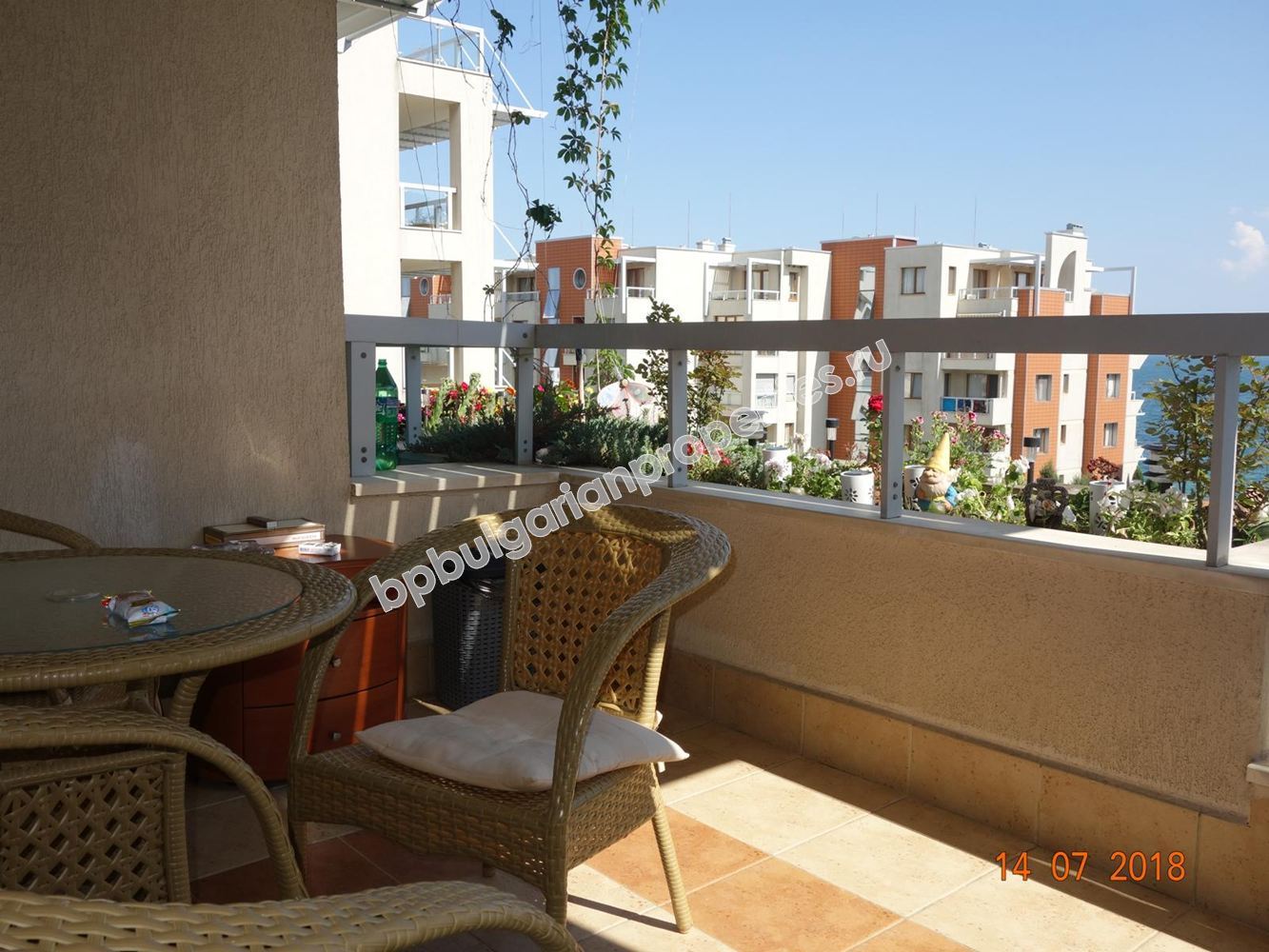 Трехкомнатная меблированная квартира на первой линии моря в городе Поморие