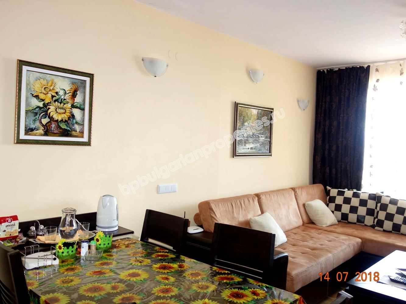 Трехкомнатная меблированная квартира на первой линии моря в городе Поморие