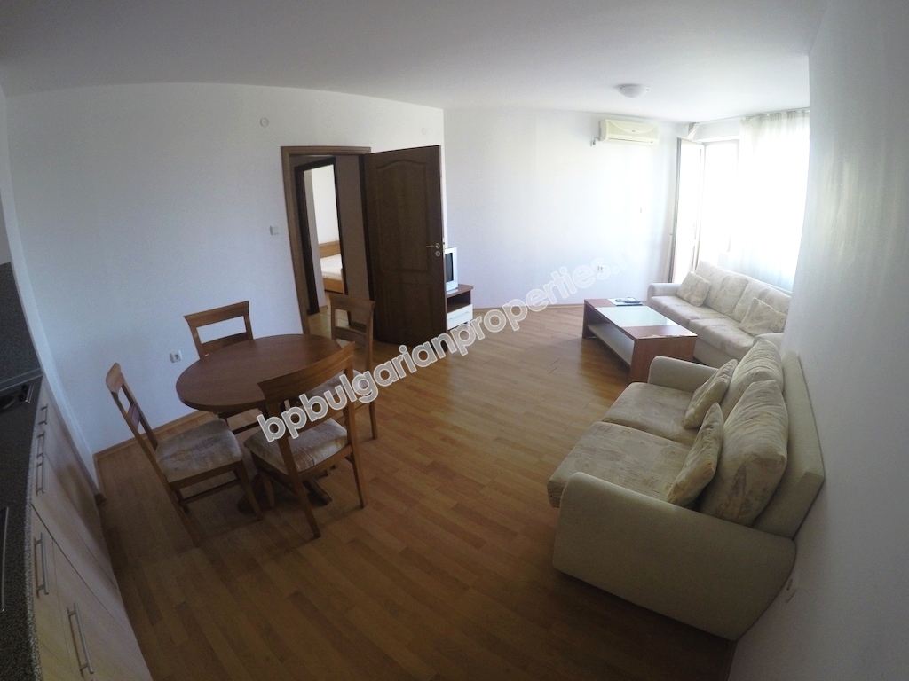 Меблированная просторная двухкомнатная квартира близко к пляжу на продажу в курорте Солнечный Берег