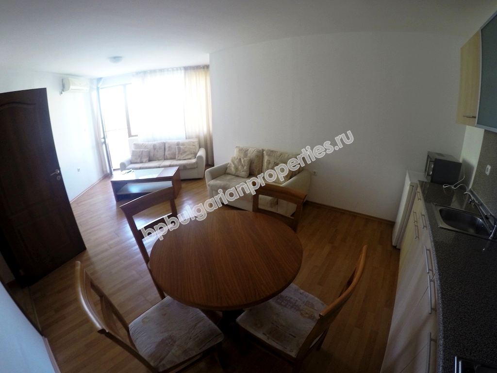 Меблированная просторная двухкомнатная квартира близко к пляжу на продажу в курорте Солнечный Берег