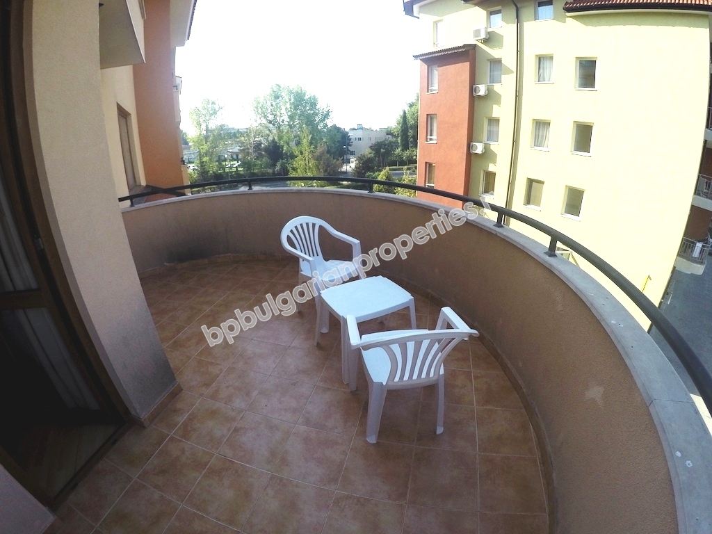 Меблированная просторная двухкомнатная квартира близко к пляжу на продажу в курорте Солнечный Берег