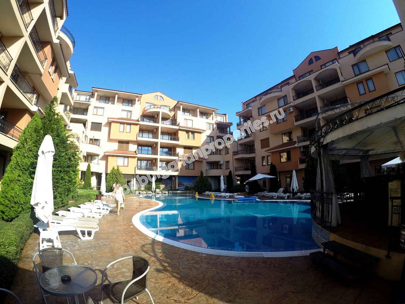 Меблированная просторная двухкомнатная квартира близко к пляжу на продажу в курорте Солнечный Берег