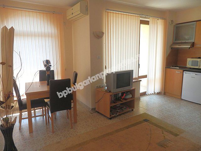 Меблированный апартамент с одной спальней близко к пляжу на продажу в Солнечном Берегу