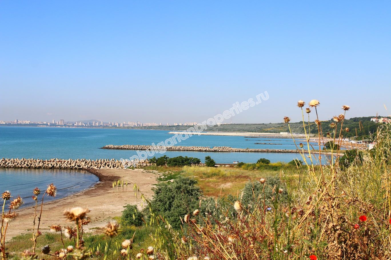 Трехкомнатная двухуровневая квартира на первой линии моря на продажу в квартале города Бургас - Сарафово