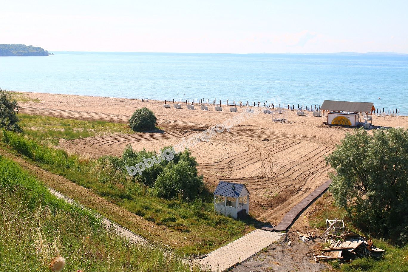 Трехкомнатная двухуровневая квартира на первой линии моря на продажу в квартале города Бургас - Сарафово