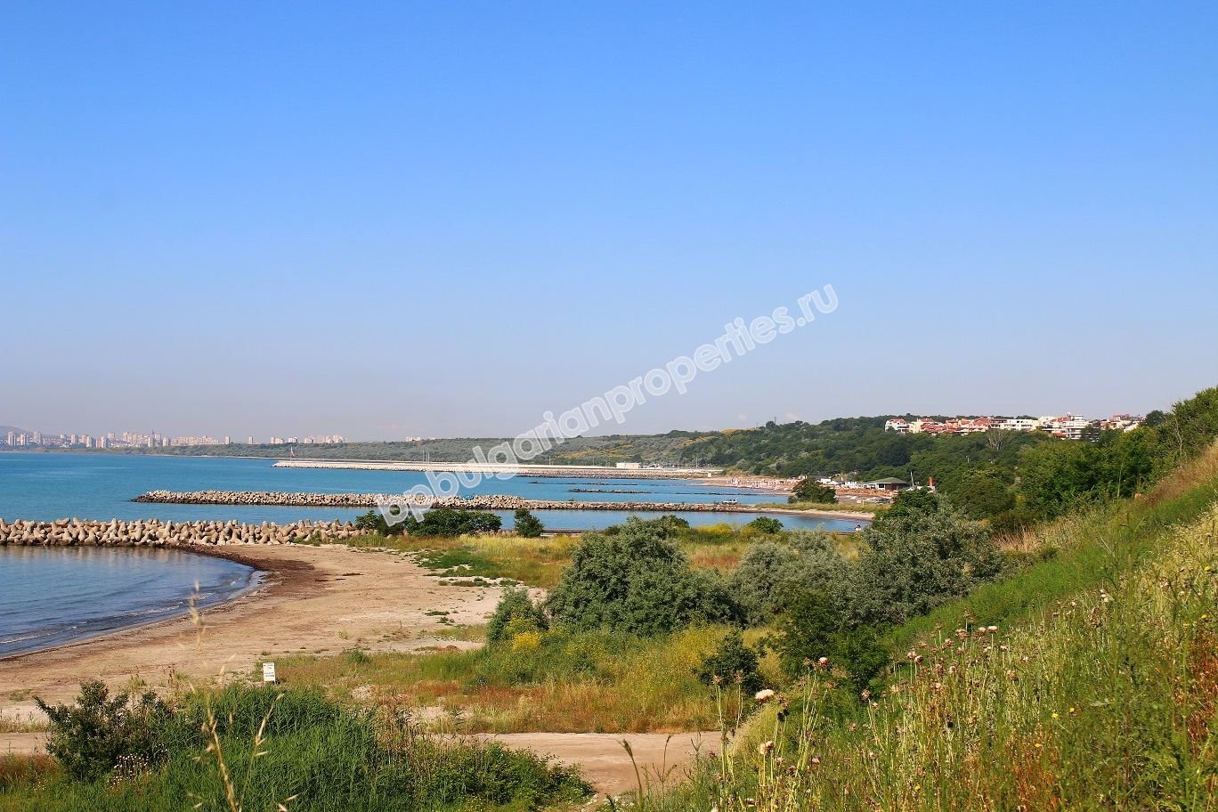 Трехкомнатная двухуровневая квартира на первой линии моря на продажу в квартале города Бургас - Сарафово