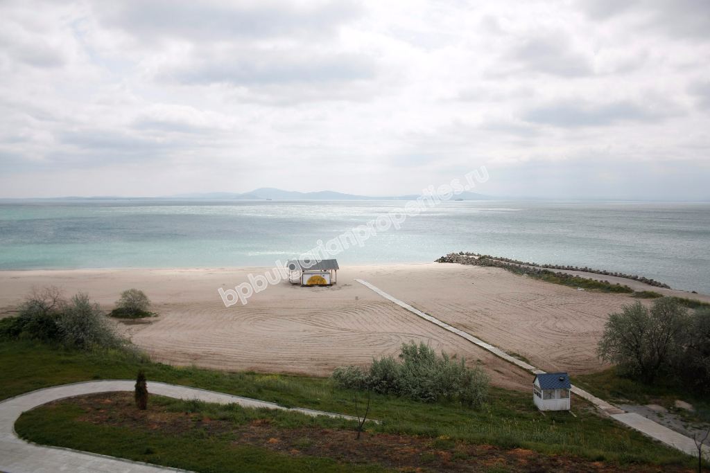 Трехкомнатная двухуровневая квартира на первой линии моря на продажу в квартале города Бургас - Сарафово