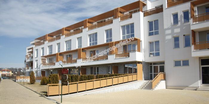 Трехкомнатная двухуровневая квартира на первой линии моря на продажу в квартале города Бургас - Сарафово