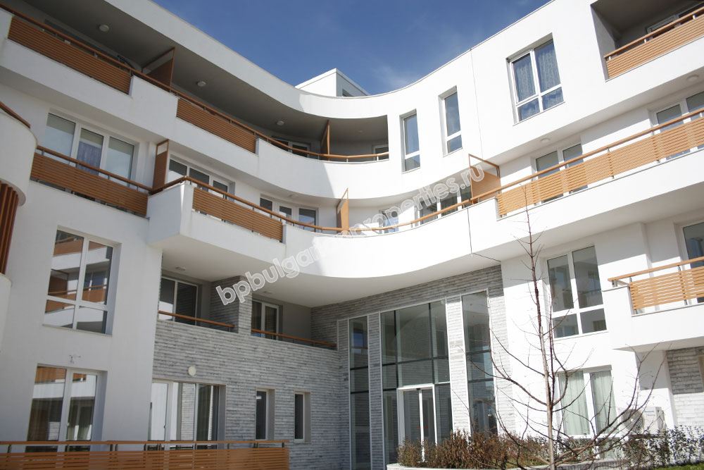 Трехкомнатная двухуровневая квартира на первой линии моря на продажу в квартале города Бургас - Сарафово