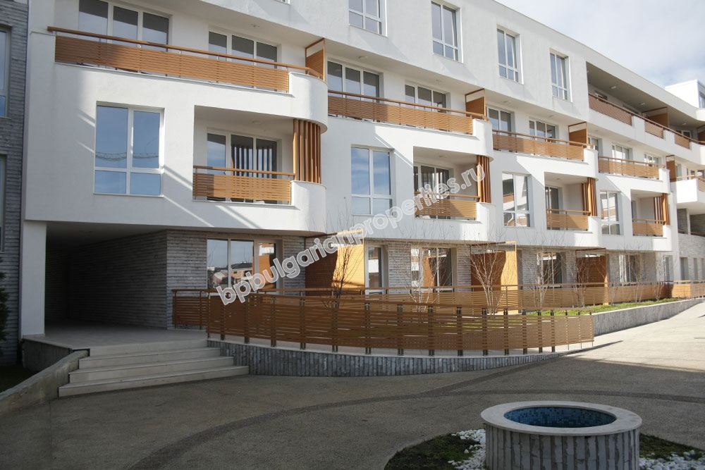 Трехкомнатная двухуровневая квартира на первой линии моря на продажу в квартале города Бургас - Сарафово