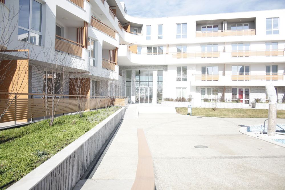 Трехкомнатная двухуровневая квартира на первой линии моря на продажу в квартале города Бургас - Сарафово