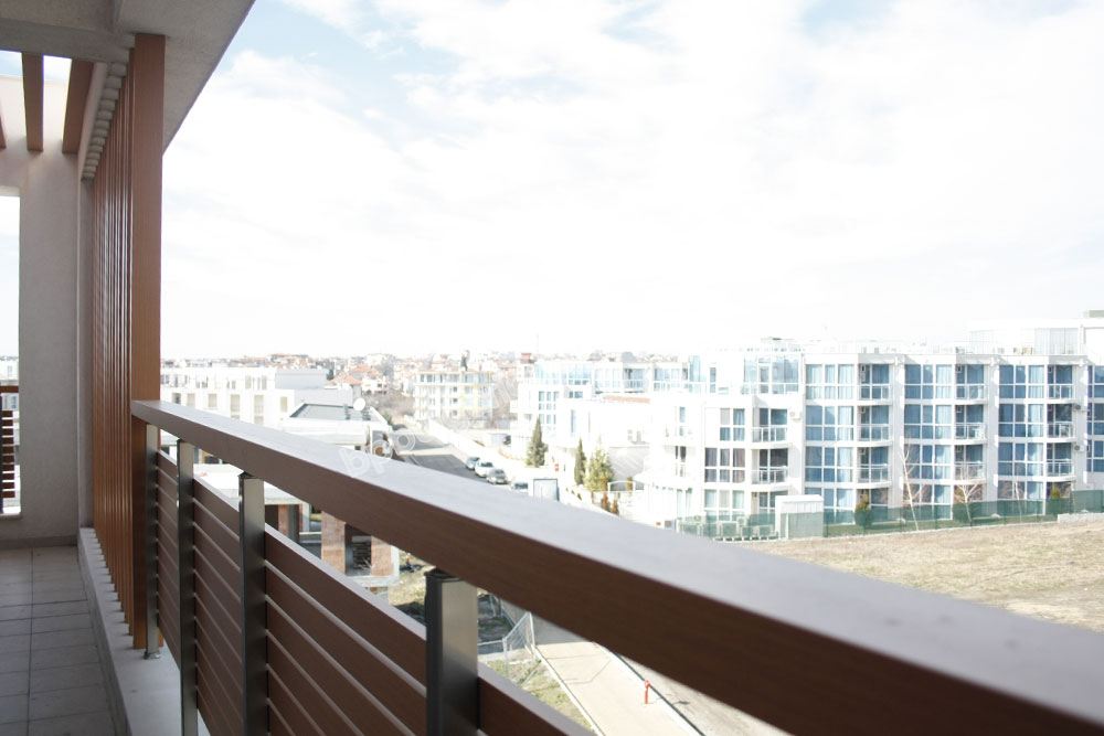 Трехкомнатная двухуровневая квартира на первой линии моря на продажу в квартале города Бургас - Сарафово