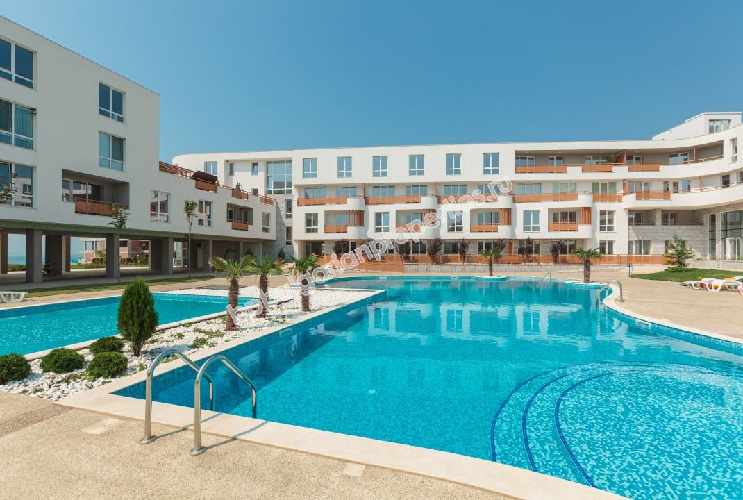 Трехкомнатная двухуровневая квартира на первой линии моря на продажу в квартале города Бургас - Сарафово