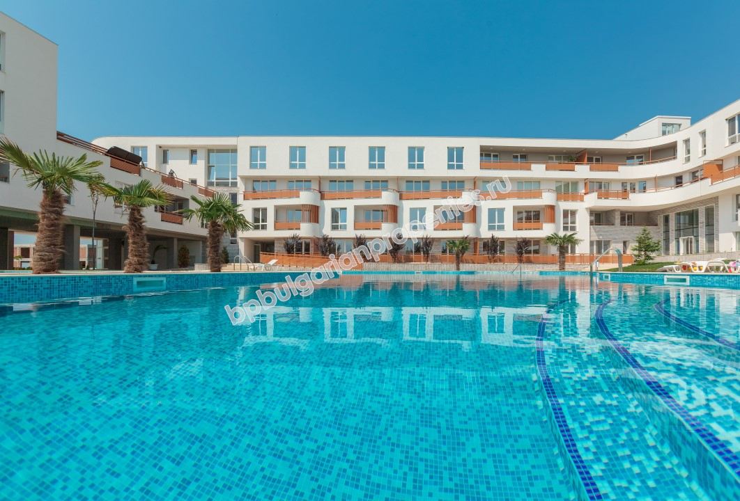 Трехкомнатная двухуровневая квартира на первой линии моря на продажу в квартале города Бургас - Сарафово