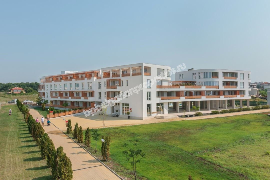 Трехкомнатная двухуровневая квартира на первой линии моря на продажу в квартале города Бургас - Сарафово