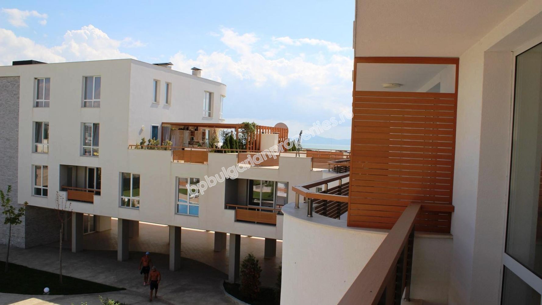 Трехкомнатная двухуровневая квартира на первой линии моря на продажу в квартале города Бургас - Сарафово