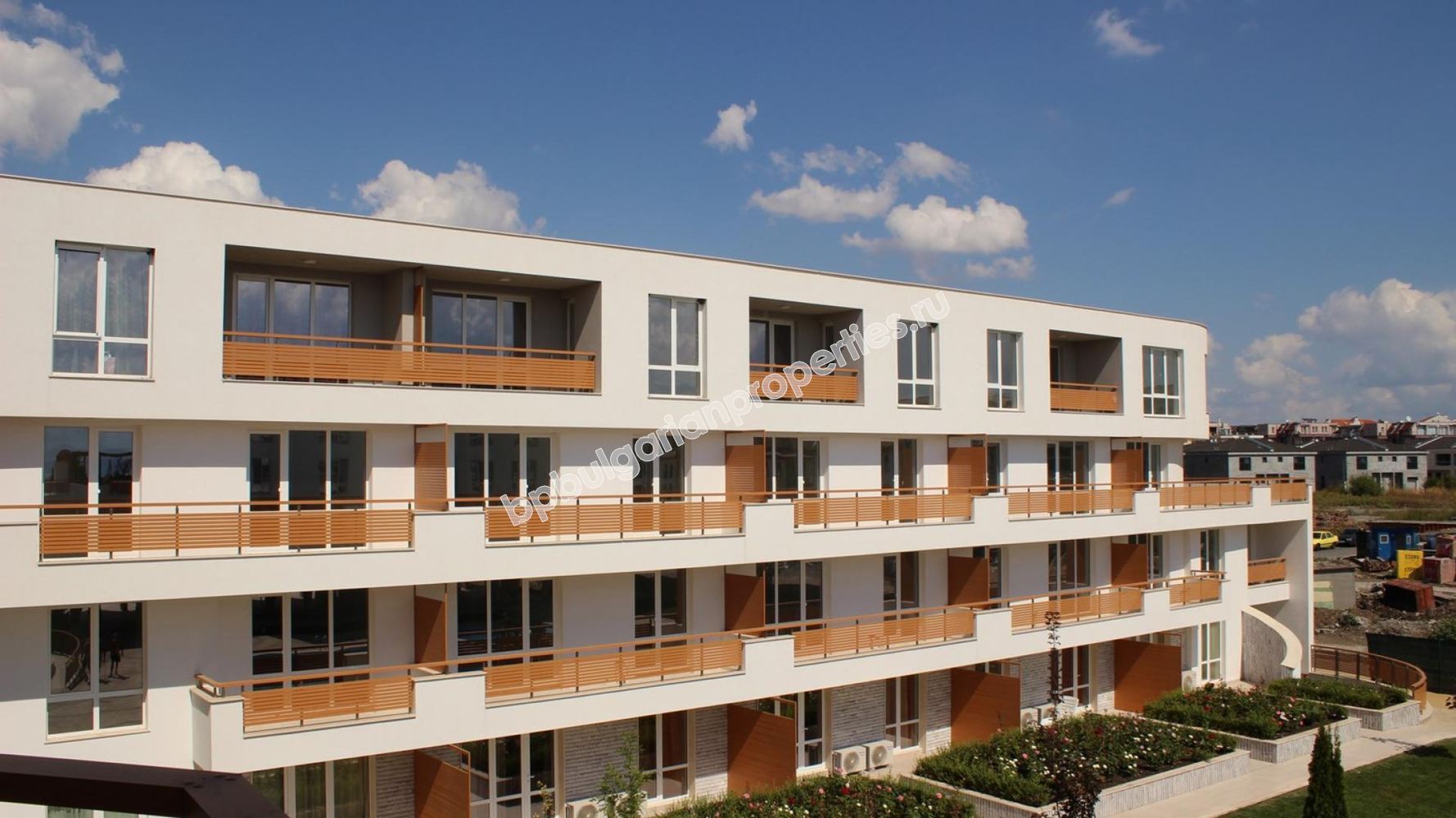 Трехкомнатная двухуровневая квартира на первой линии моря на продажу в квартале города Бургас - Сарафово