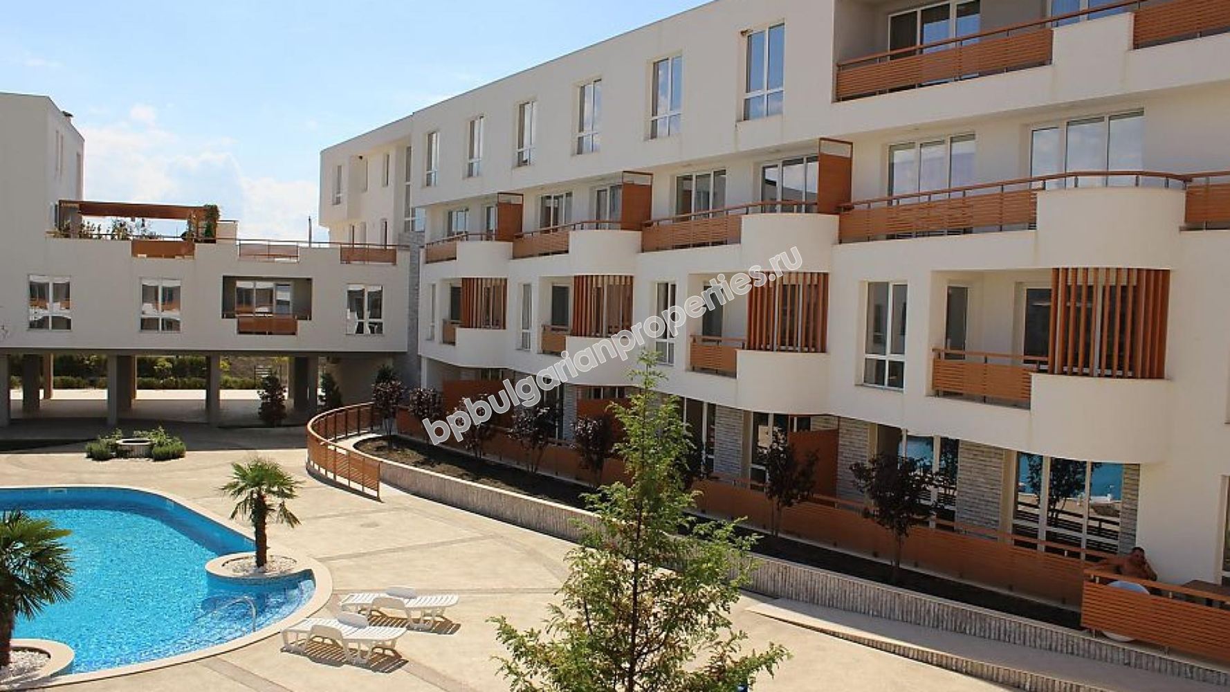 Трехкомнатная двухуровневая квартира на первой линии моря на продажу в квартале города Бургас - Сарафово