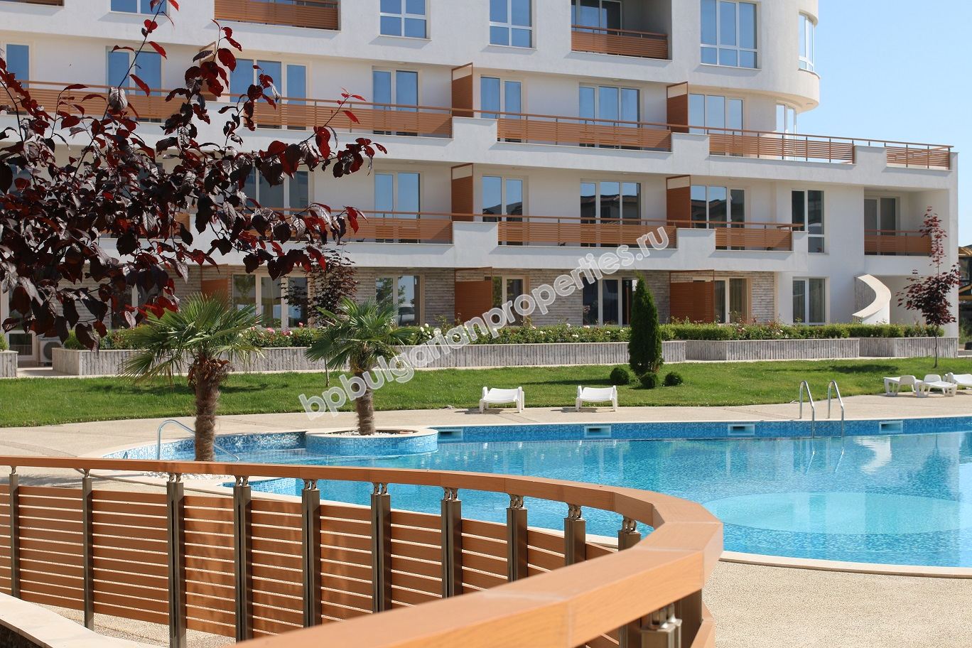 Трехкомнатная двухуровневая квартира на первой линии моря на продажу в квартале города Бургас - Сарафово