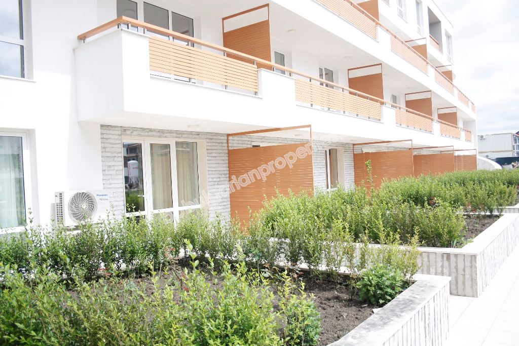 Трехкомнатная двухуровневая квартира на первой линии моря на продажу в квартале города Бургас - Сарафово