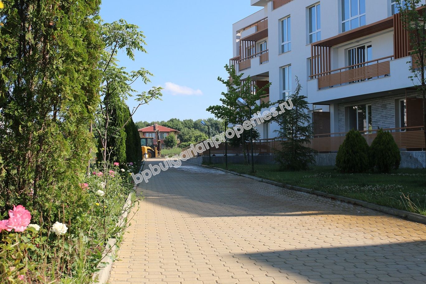 Трехкомнатная двухуровневая квартира на первой линии моря на продажу в квартале города Бургас - Сарафово