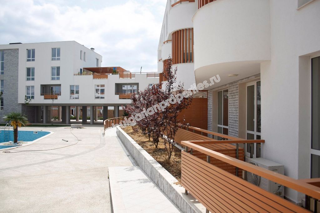 Трехкомнатная двухуровневая квартира на первой линии моря на продажу в квартале города Бургас - Сарафово