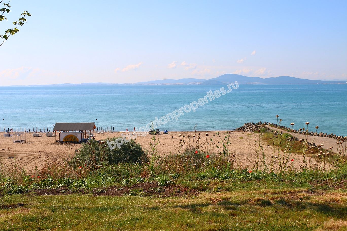 Трехкомнатная двухуровневая квартира на первой линии моря на продажу в квартале города Бургас - Сарафово