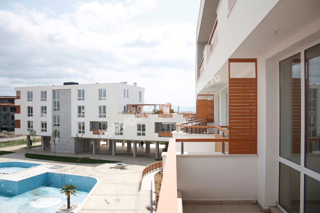 Трехкомнатная двухуровневая квартира на первой линии моря на продажу в квартале города Бургас - Сарафово