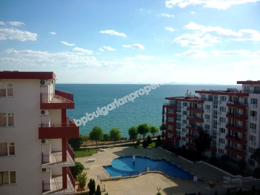 Двухкомнатная меблированная квартира с видом на море для продажи в курорте Святой Влас