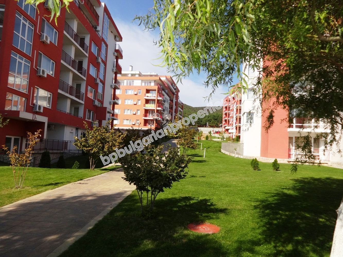 Двухкомнатная меблированная квартира с видом на море для продажи в курорте Святой Влас