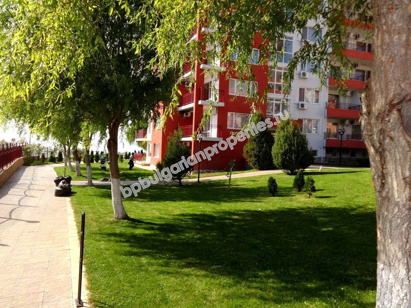 Двухкомнатная меблированная квартира с видом на море для продажи в курорте Святой Влас