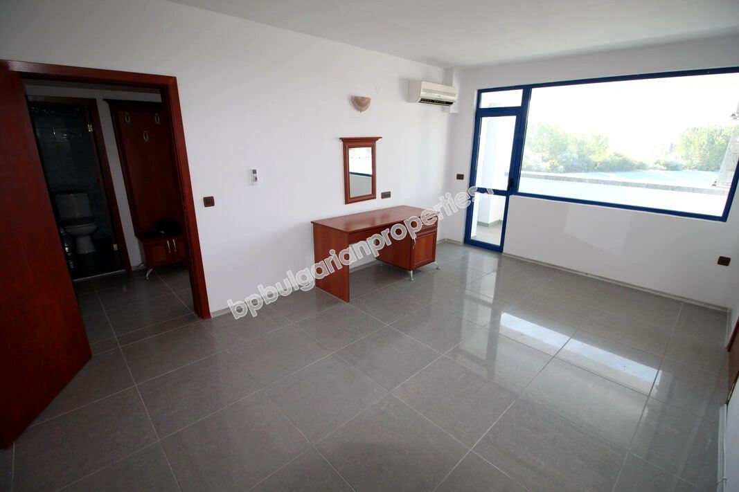 Просторная двухкомнатная квартира для продажи в городе Несебр