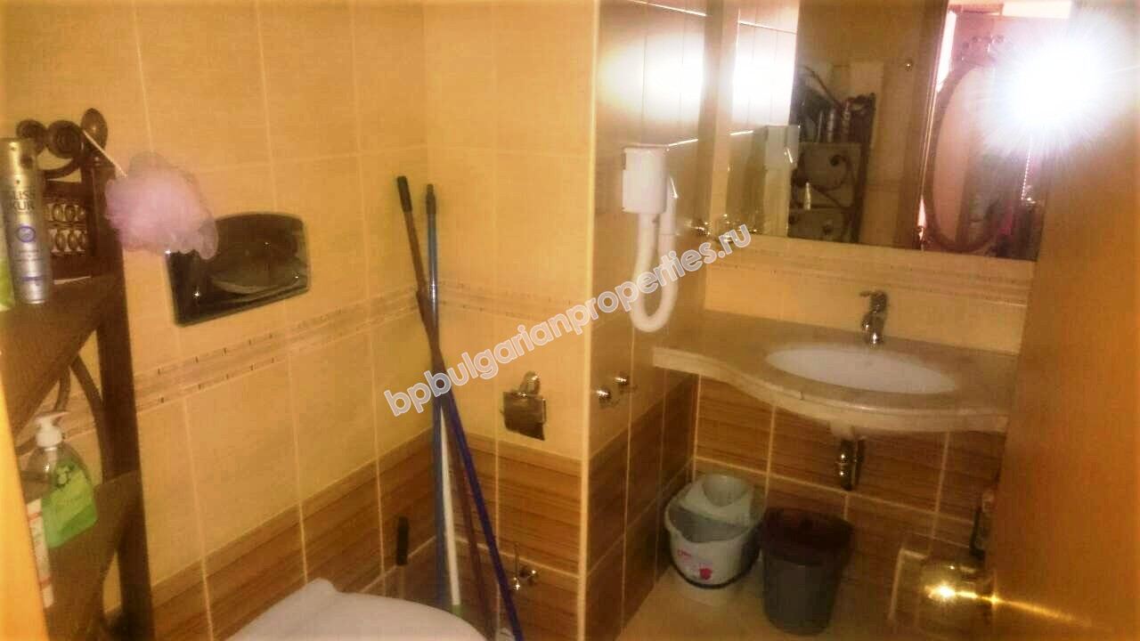 Меблированная двухкомнатная квартира на первой линии моря на продажу в курорте Солнечный Берег