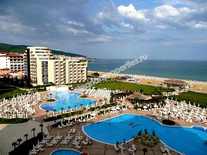 Меблированная двухкомнатная квартира на первой линии моря на продажу в курорте Солнечный Берег