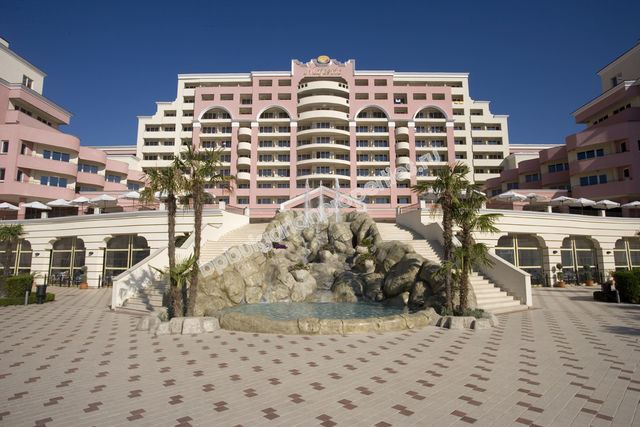 Меблированная двухкомнатная квартира на первой линии моря на продажу в курорте Солнечный Берег