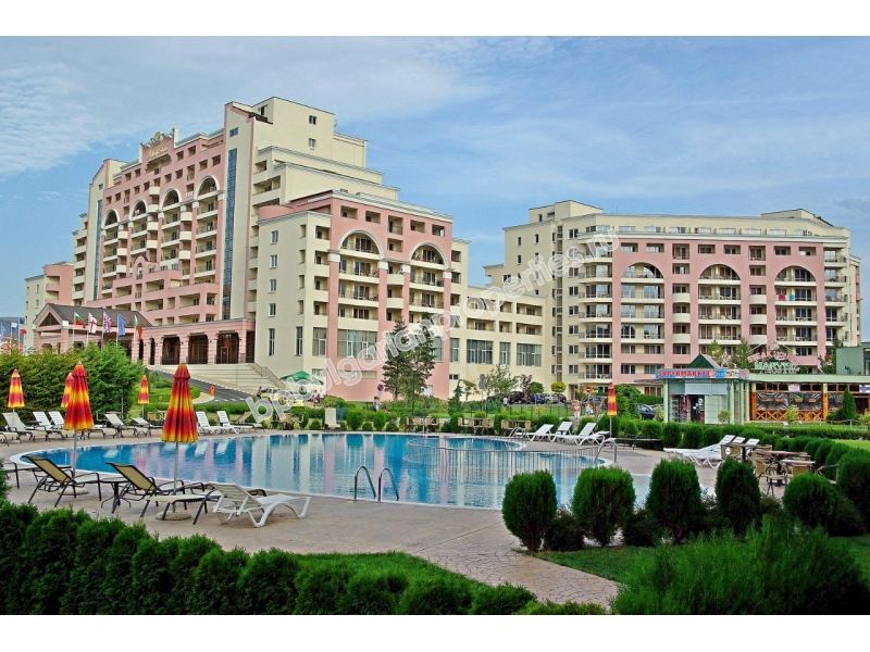 Меблированная двухкомнатная квартира на первой линии моря на продажу в курорте Солнечный Берег