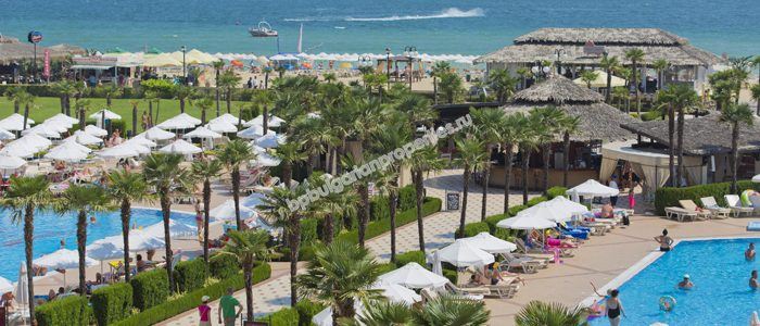 Меблированная двухкомнатная квартира на первой линии моря на продажу в курорте Солнечный Берег