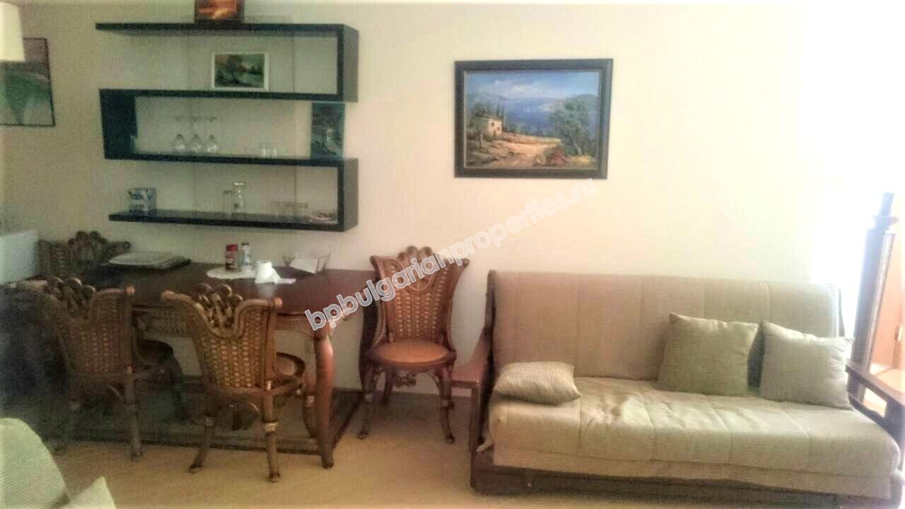 Меблированная двухкомнатная квартира на первой линии моря на продажу в курорте Солнечный Берег