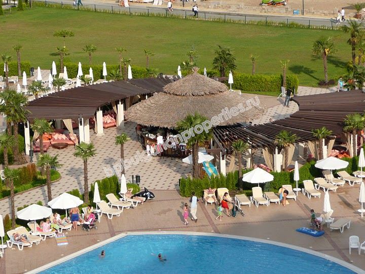 Меблированная двухкомнатная квартира на первой линии моря на продажу в курорте Солнечный Берег