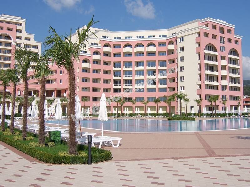 Меблированная двухкомнатная квартира на первой линии моря на продажу в курорте Солнечный Берег