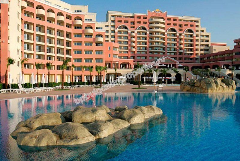 Меблированная двухкомнатная квартира на первой линии моря на продажу в курорте Солнечный Берег