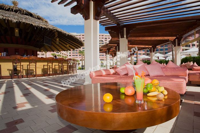 Меблированная двухкомнатная квартира на первой линии моря на продажу в курорте Солнечный Берег