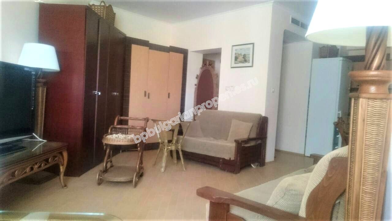 Меблированная двухкомнатная квартира на первой линии моря на продажу в курорте Солнечный Берег