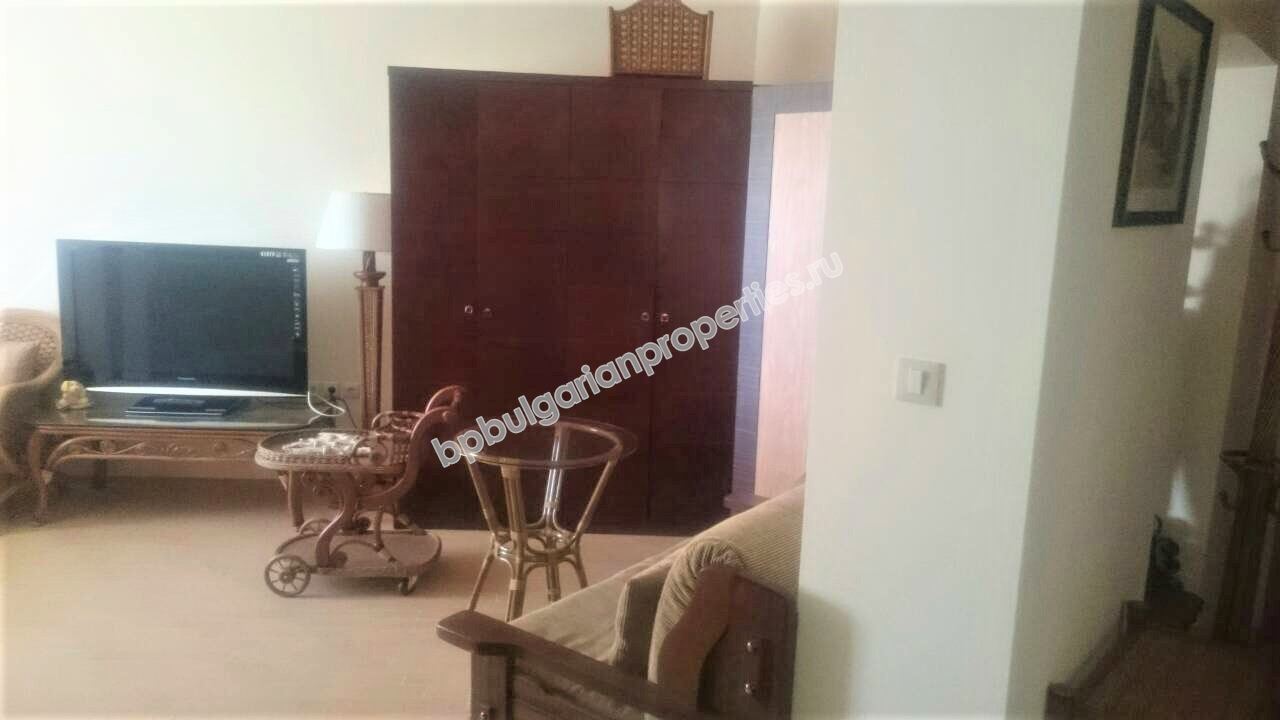 Меблированная двухкомнатная квартира на первой линии моря на продажу в курорте Солнечный Берег