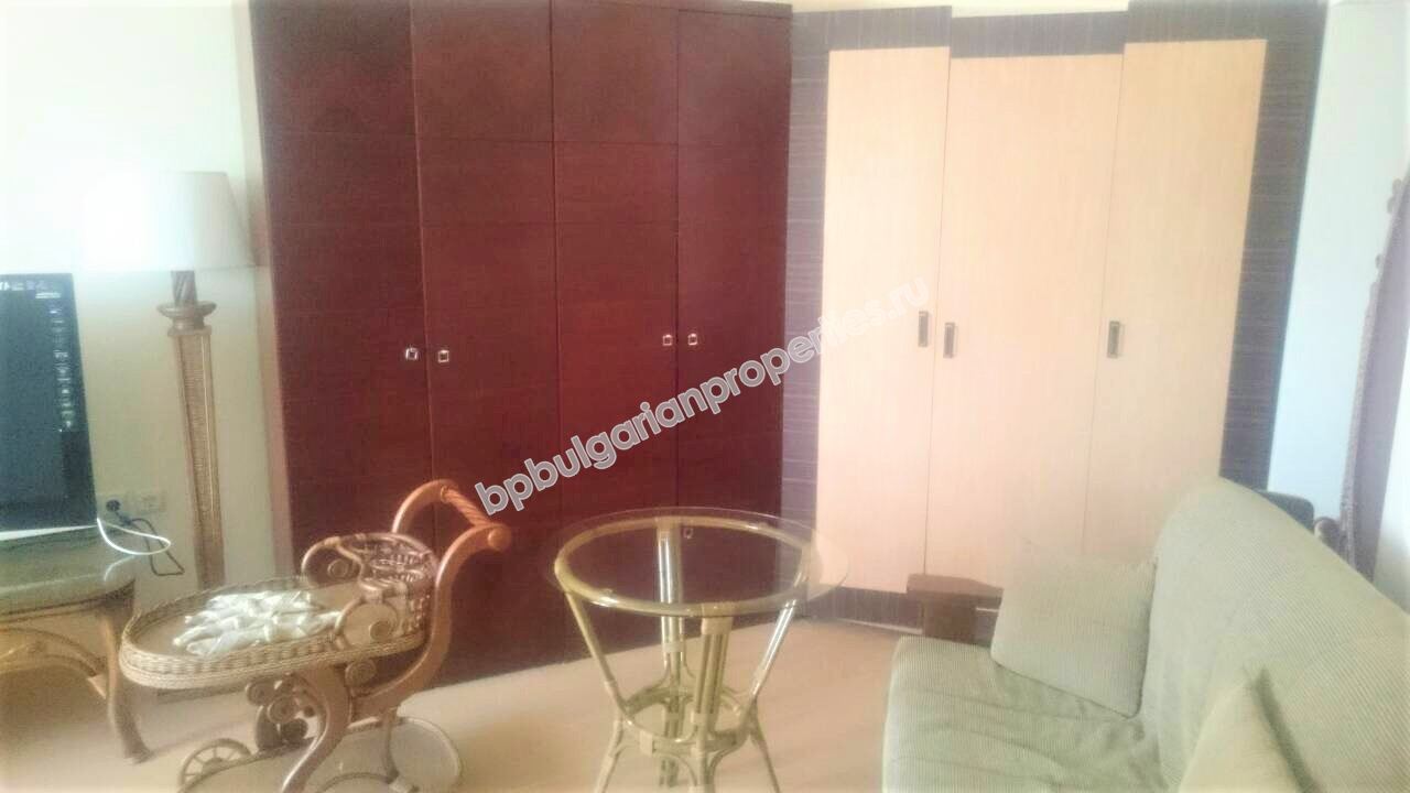 Меблированная двухкомнатная квартира на первой линии моря на продажу в курорте Солнечный Берег