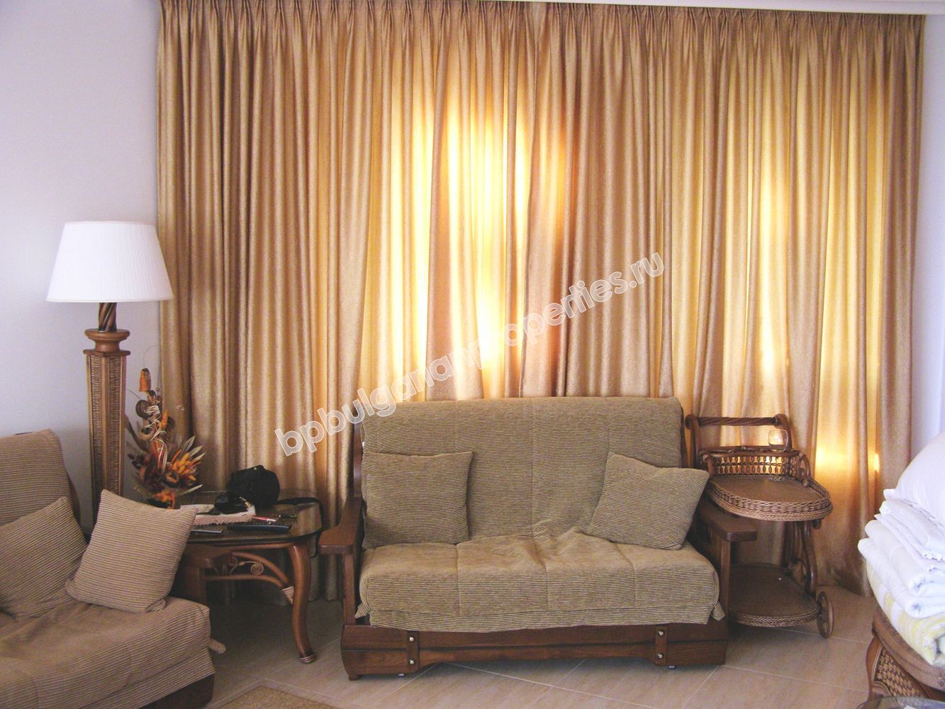 Меблированная двухкомнатная квартира на первой линии моря на продажу в курорте Солнечный Берег