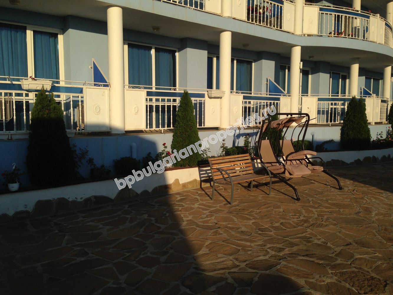 Двухкомнатная меблированная квартира в комплексе недалеко от Солнечного берега и пляжа