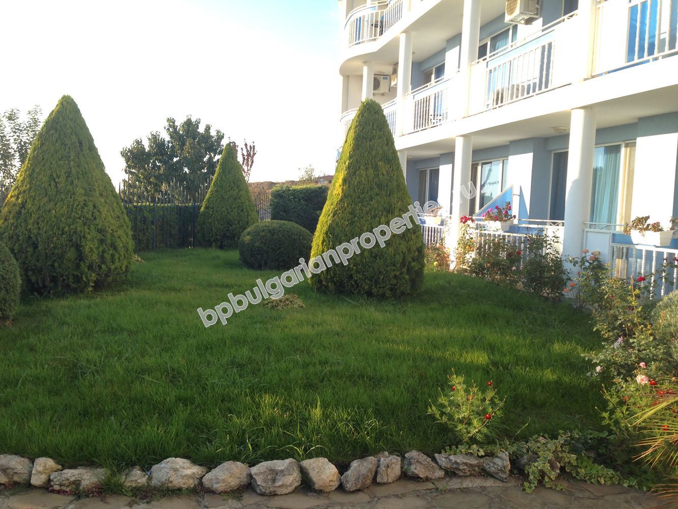 Двухкомнатная меблированная квартира в комплексе недалеко от Солнечного берега и пляжа