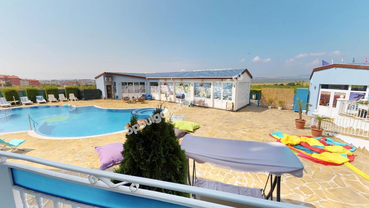 Двухкомнатная меблированная квартира в комплексе недалеко от Солнечного берега и пляжа