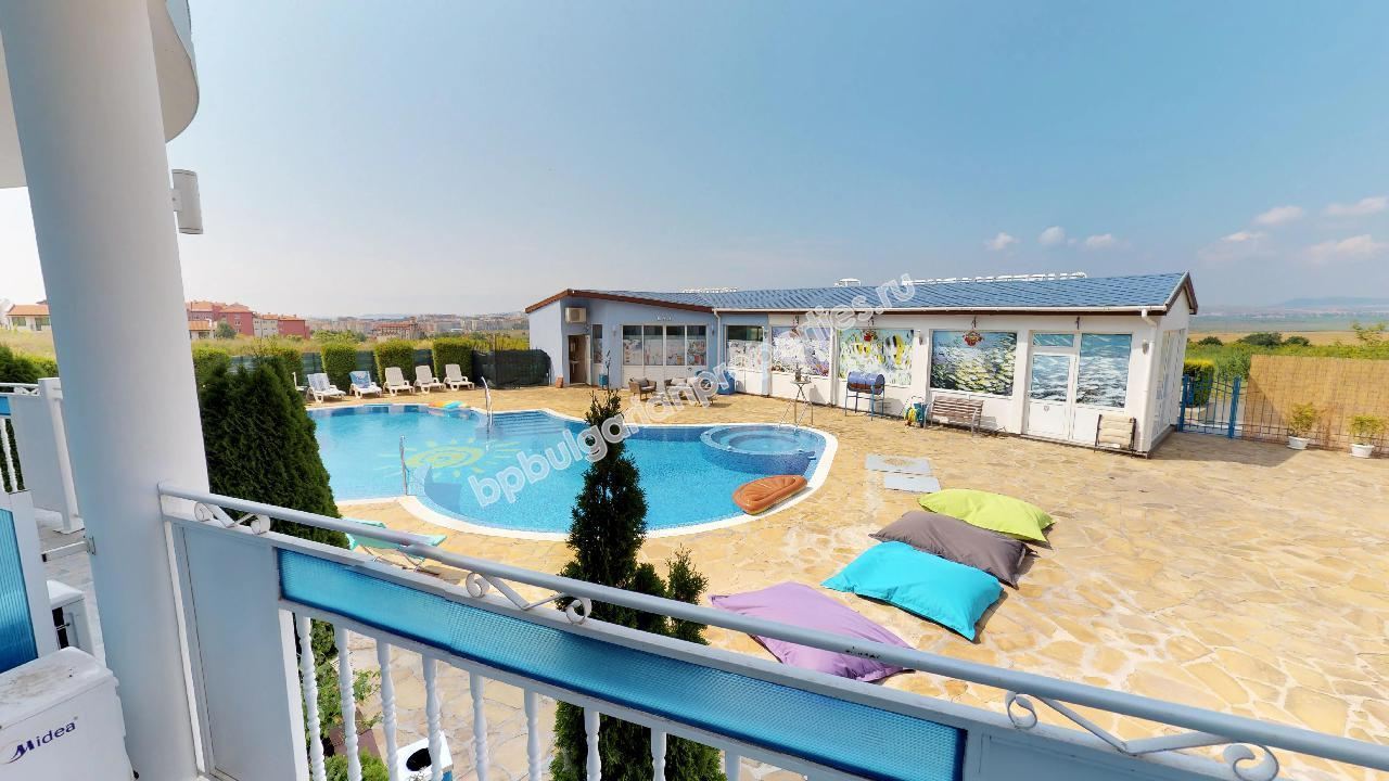 Двухкомнатная меблированная квартира в комплексе недалеко от Солнечного берега и пляжа